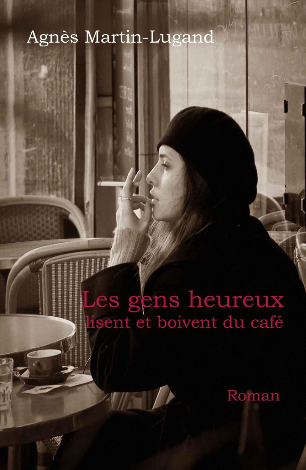 Les gens heureux lisent et boivent du café