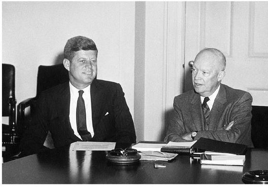 /epubstore/F/K-Frederick/Berlin-1961-kennedy-chruschtschow-und-der-gefahrlichste-ort-der-welt/OEBPS/e9783641068950_i0007.jpg