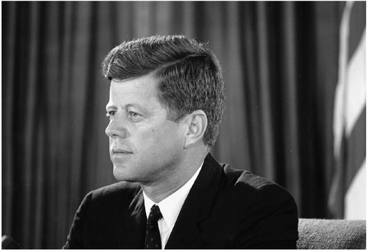 /epubstore/F/K-Frederick/Berlin-1961-kennedy-chruschtschow-und-der-gefahrlichste-ort-der-welt/OEBPS/e9783641068950_i0041.jpg